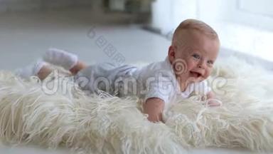 在明亮的房间里，一个小新生婴儿躺在家里的毛毯上